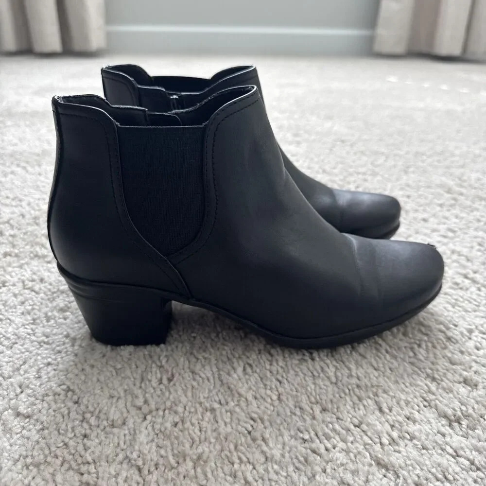 Clarks Womens Size 8 M Black Leather Zip Ankle Fashion Boots Bootie